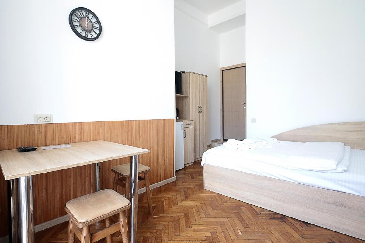 Buk Apartments On Doroshenka 29 Lviv Exterior photo